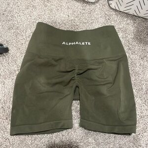 Alphalete amplify 4.5 shorts
XS
